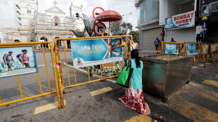 Eine Katholikin betet an der gesperrten Kathedrale in Colombo
