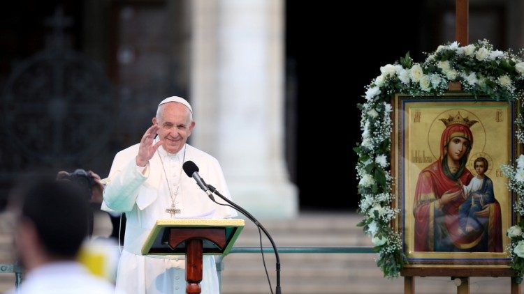 Papež Frančišek zmolil opoldansko molitev pred ikono nesebarske Marije.