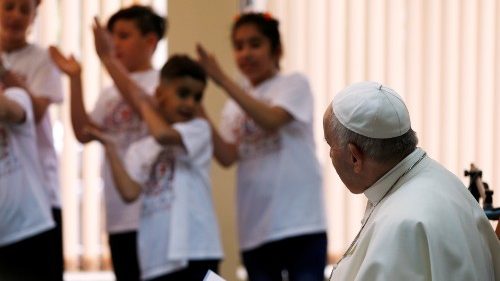 O abraço do Papa às crianças migrantes acolhidas em Vrazhdebna