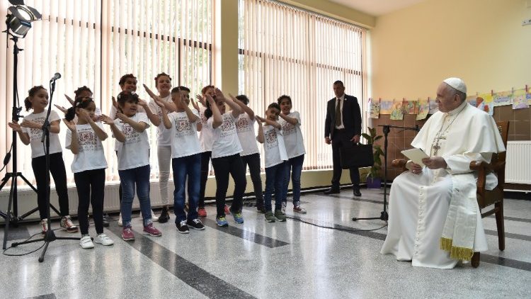 教宗觀看難民孩童表演