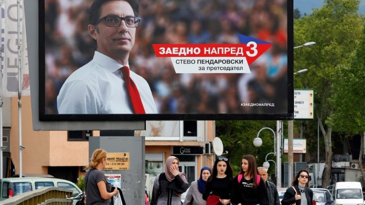 Affiches électorales à l'effigie du nouveau président élu de la Macédoine du Nord