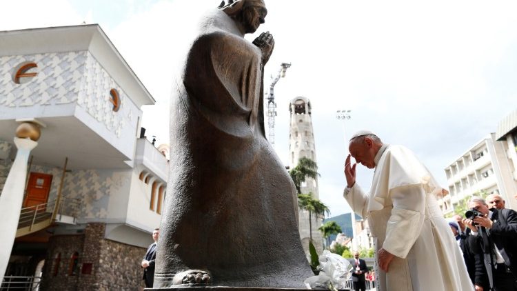 Påvens inför statyn av Moder Teresa framför minneshuset