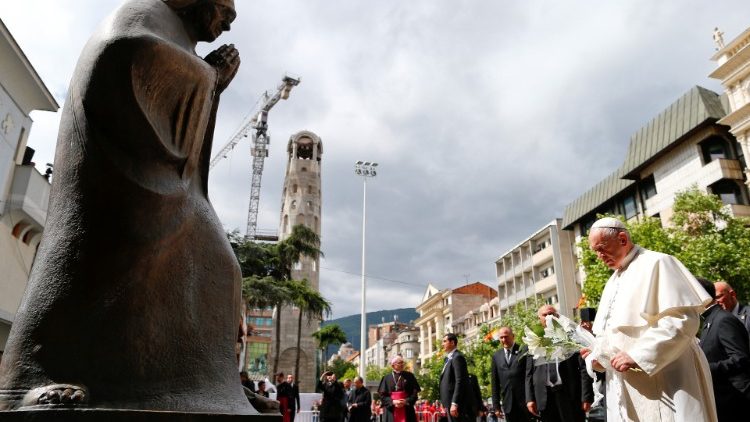 Папа Франциск у статуи св. Терезы Калькуттской в Скопье