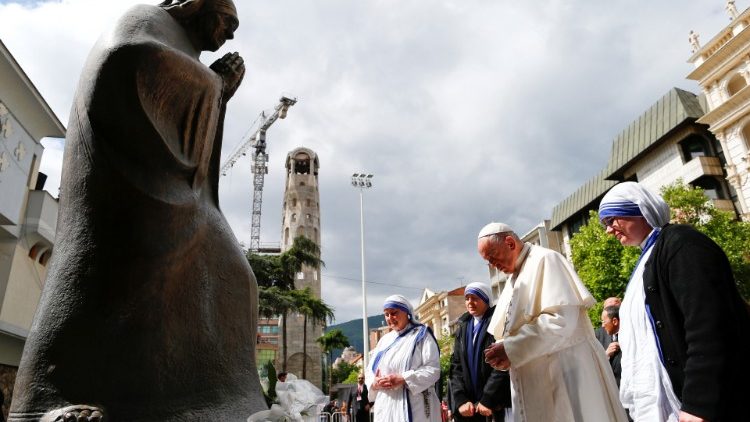 Papa visitou o memorial, no seu único dia de compromissos em Skopje