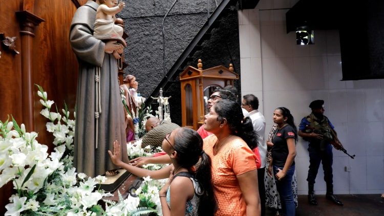 Người dân Sri Lanka đến kính viếng thánh Antôn