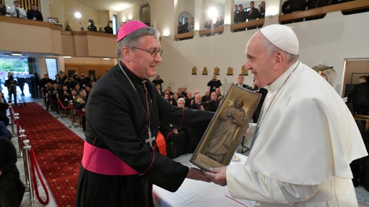 Папата Фрањо со бискупот Стојанов