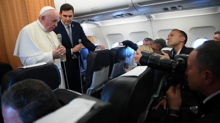 البابا فرنسيس يجيب على اسئلة الصحفيين خلال العودة من سكوبيه 7 أيار مايو 2019