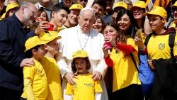 pope-francis-poses-for-a-photo-at-the-end-of--1557308051348.JPG