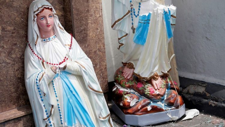 Destruction d'une statue de la Vierge lors des attentat de Colombo, au Sri Lanka