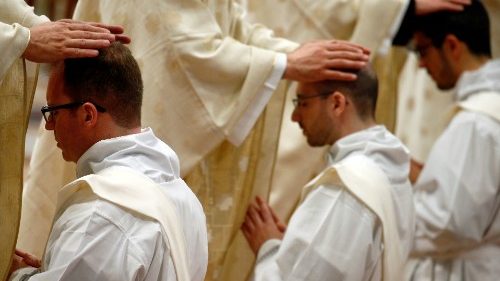 Священнический целибат: новый вклад в дискуссию в духе сыновнего послушания Папе