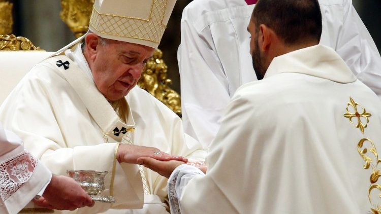 Der Papst weiht 19 neue Priester im Petersdom