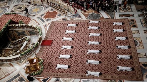 Dix-neuf nouveaux prêtres ordonnés par le Pape François 