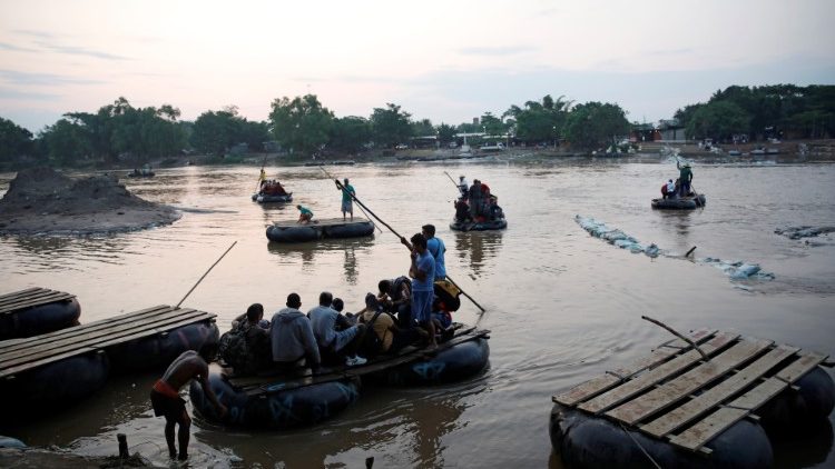 Des migrants cubains traversent la Suchiate, fleuve qui marque la frontière occidentale entre le Mexique et le Guatemala, le 12 mai 2019. 