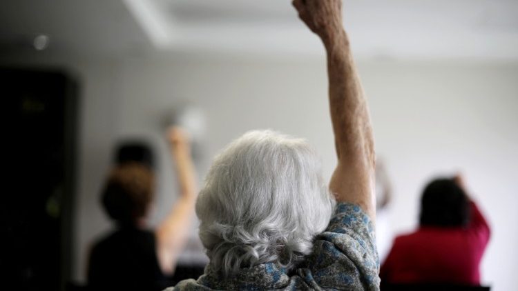 बुजुर्ग महिला व्यायाम करते हुए