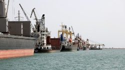 ships-are-seen-at-the-hodeida-port-1557853757402.JPG