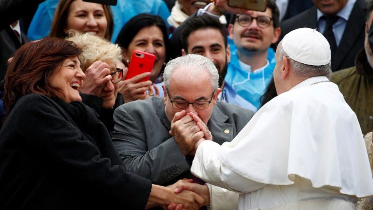 البابا يحيي المؤمنين في ختام مقابلته العامة مع المؤمنين