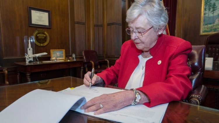Губарнаторката на Алабама, Кей Айви подписва закона, забраняващ аборта в американския щат