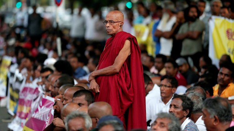 Un monaco buddhista partecipa alle manifestazioni a Colombo contro le violenze sui musulmani