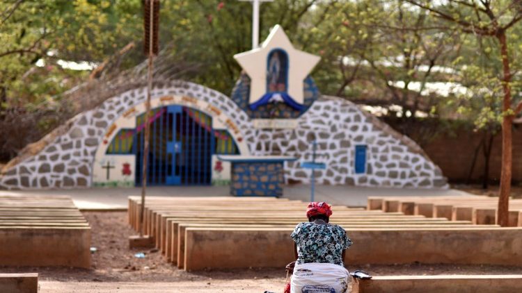 Femme en prière près de la cathédrale de Notre-Dame de Kaya au Burkina Faso