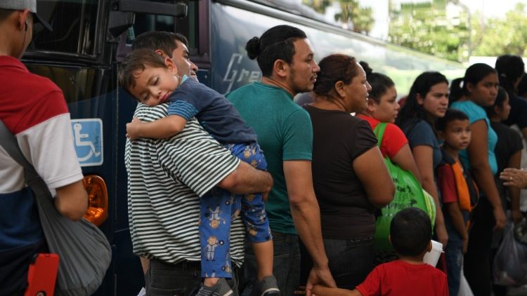 Латиноамерикански мигранти на границата със Сащ