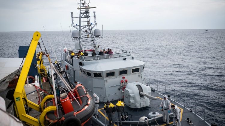 Die Migranten werden von der Sea Watch 3 auf ein italienisches Schiff umgeladen