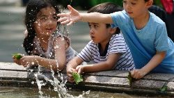 children-play-in-a-fountain-in-bryant-park-in-1558379341104.JPG