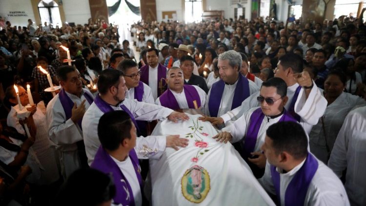 Begräbnis des ermordeten Priesters Cecilio Perez Cruz in Sonzacate
