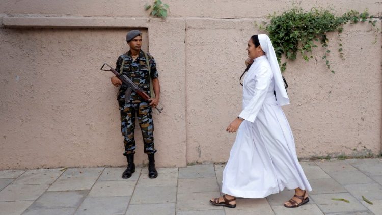 Soldado protege entrada da Escola católica São José, em Colombo