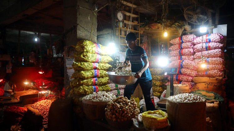 Ein Junge in Bangladesch arbeitet in einem Gewürzladen