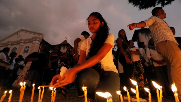 Noch immer zünden Menschen Kerzen für die Opfer der Ostermassaker an