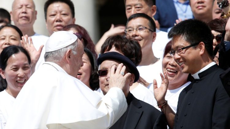 Archivbild: Der Papst grüßt chinesische Pilger