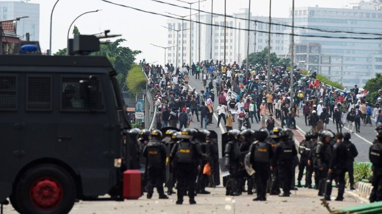 Émeutes à Djakarta, mercredi 22 mai, à la suite de la proclamation des résultats de la présidentielle.  