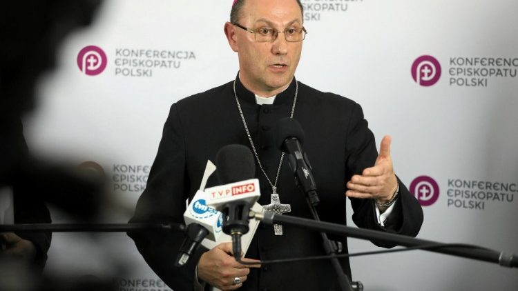 Mgr Wojciech Polak, archevêque de Gniezno et primat de Pologne, en conférence de presse à l'issue du Conseil permanent de l'épiscopat polonais à Varsovie, le 22 mai 2019.