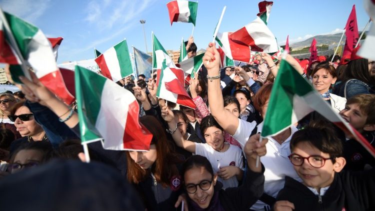 इटली के विद्यार्थी देश का झंडा लिए हुए