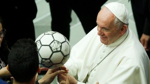 Papa a deportistas: el fútbol es el deporte más bello del mundo