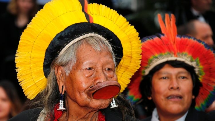 Il capo indigeno dell'Amazzonia Raoni Metukire, leader del popolo Kayapò, in udienza dal Papa lunedì 27 maggio (REUTERS)