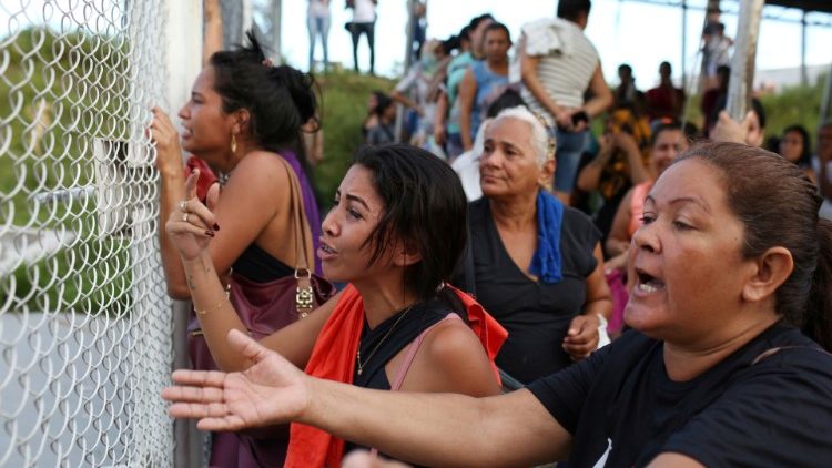 Familiares de detentos em Manaus aguardam por notícias depois de chacina