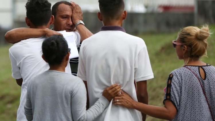 Famílias choram por seus mortos no Instituto de Ciências Forenses de Manaus
