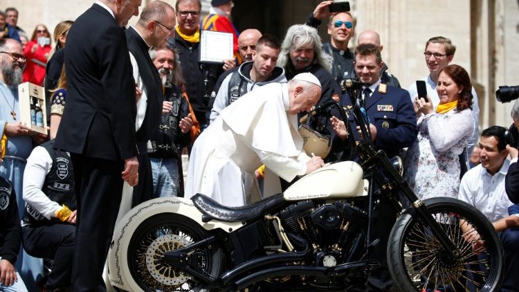 Папа ставіць свой подпіс на падораным Harley-Davidson