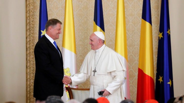 Papa Francisco com presidente da República no Palácio Presidencial em Bucareste