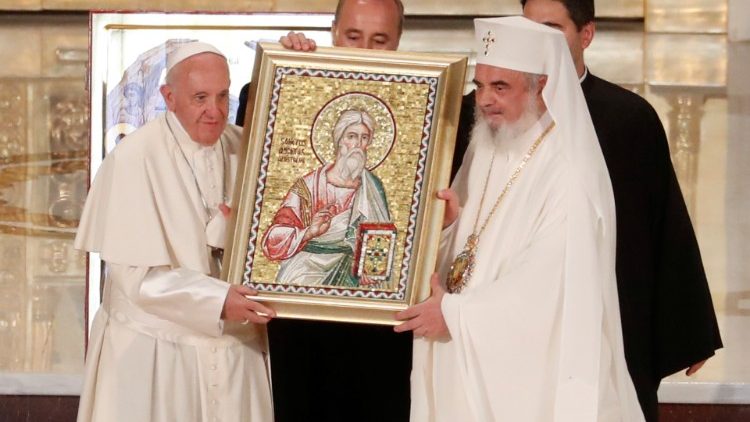 Rumunjski pravoslavni patrijarh Danijel darovao je papi Franji ikonu svetoga Andrije; Bukurešt, 31. svibnja 2019.