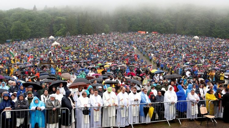 Zarándokok az esős,ködös időben várják Csíksomlyóra Ferenc pápát