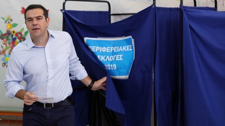 Le premier ministre grec Alexis Tsipras dans un bureau de vote lors du deuxième tour des élections municipales, Athènes, 2 juin 2019