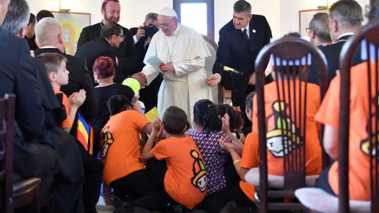 البابا ملتقيا جماعة الغجر في بلاج