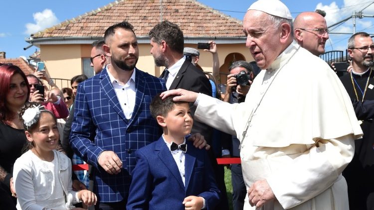 Pāvests Rumānijā tiekas ar romu kopienu