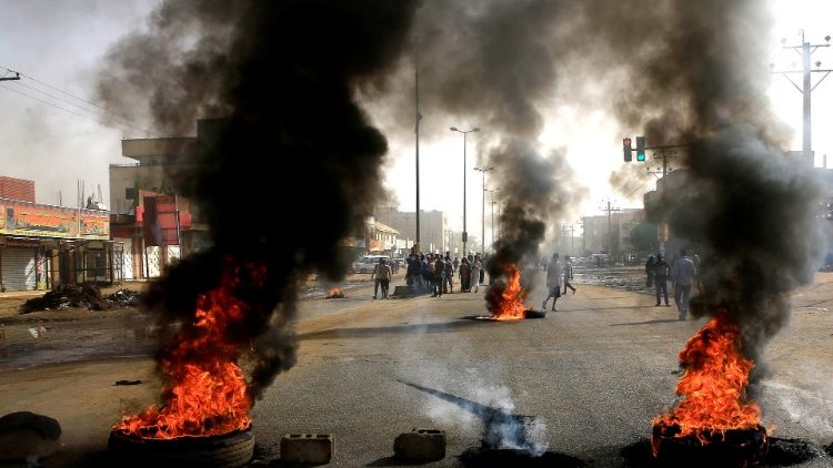 Brennende Reifen in Khartum - Aufnahme vom 3.  Juni