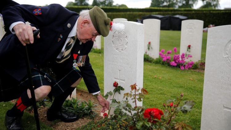一位老兵向犧牲的戰士墓碑獻花