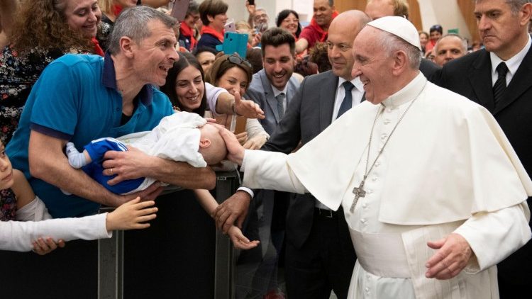 Papst Franziskus bei einer Audienz mit Mitgliedern von Charis im Jahr 2019