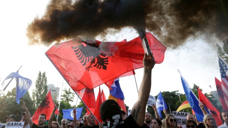  Në Shqipëri vijojnë protestat