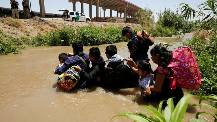 Flüchtlinge versuchen über den Rio Bravo in die USA zu gelangen